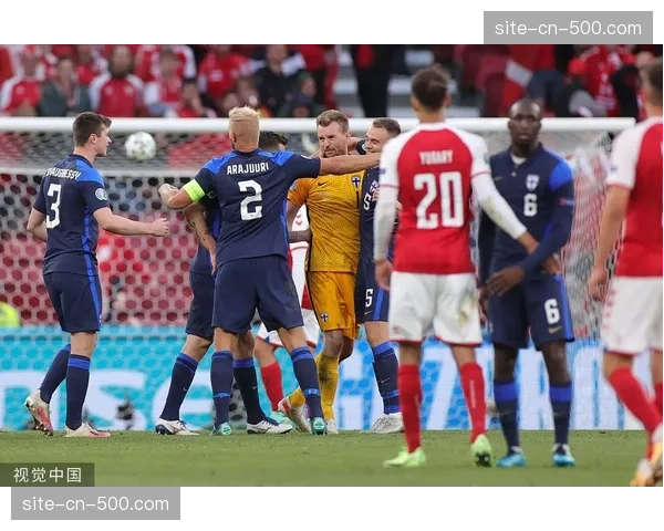 终场哨响,赫塔菲球员在己方禁区前相拥庆祝一场艰难的0-0平局 终场哨响,赫塔菲球员在己方禁区前相拥庆祝一场艰难的0-0平局