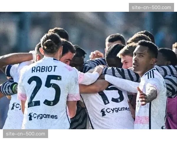 终场哨响,弗罗西诺内老将苏莱跪地掩面,球队保级希望渺茫 终场哨响,弗罗西诺内老将苏莱跪地掩面,球队保级希望渺茫