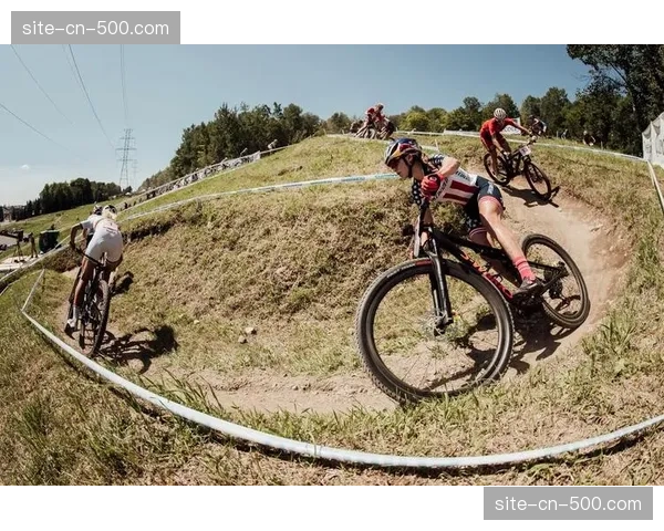 听障车手的世界：唇语与手势，一支特殊山地车队在赛场内外的沟通