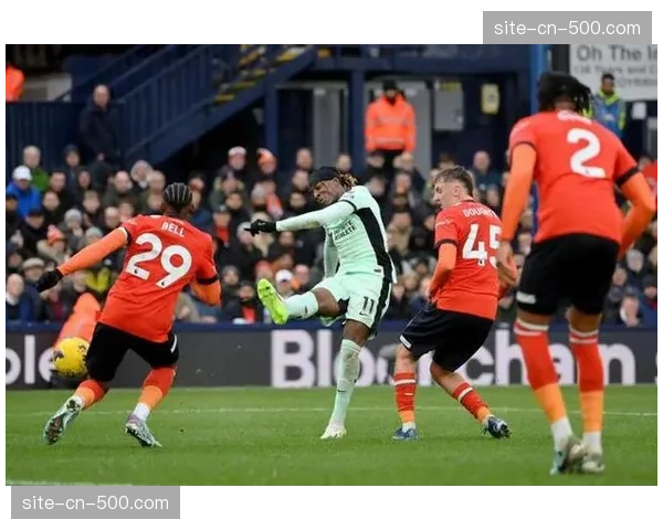 赛前简报：卢顿发布伤病名单，两名防守球员缺阵影响防守体系选择