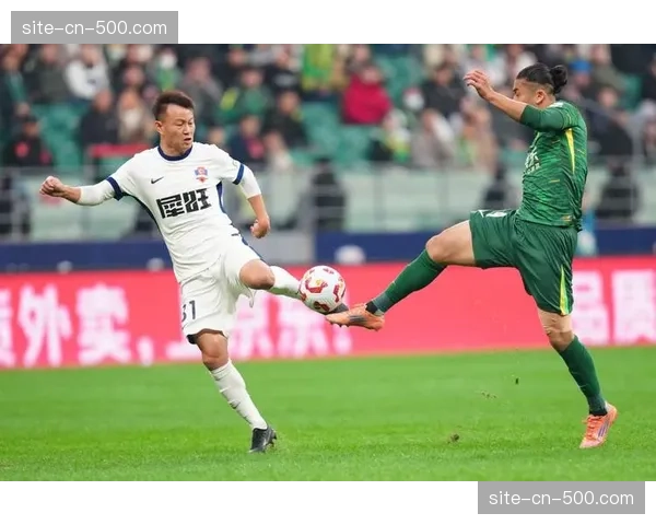 【2026年4月中超联赛·赛中·特写瞬间聚焦:北京国安外援主罚任意球击中横梁,抱头遗憾